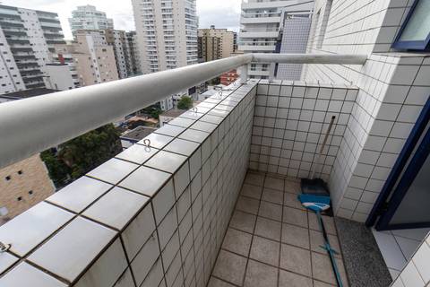 Fotografia profissional de uma cobertura no bairro Canto do Forte, em Praia Grande, SP, pelo fotógrafo profissional de imóveis Fernando Freire, foto para anúncio de apartamento no Airbnb e QuintoAndar. Ambiente da área de serviço com quarto e banheiro.'