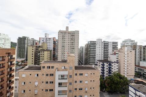 Fotografia profissional de uma cobertura no bairro Canto do Forte, em Praia Grande, SP, pelo fotógrafo profissional de imóveis Fernando Freire, foto para anúncio de apartamento no Airbnb e QuintoAndar. Ambiente da área de serviço com quarto e banheiro.'