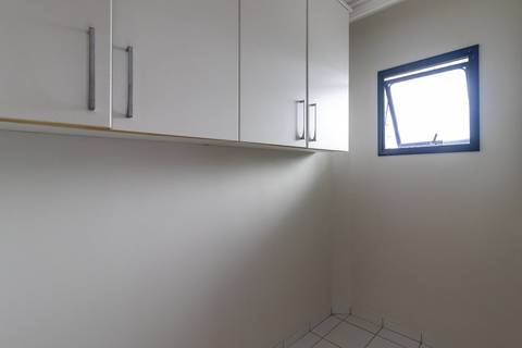 Fotografia profissional de uma cobertura no bairro Canto do Forte, em Praia Grande, SP, pelo fotógrafo profissional de imóveis Fernando Freire, foto para anúncio de apartamento no Airbnb e QuintoAndar. Ambiente da área de serviço com quarto e banheiro.'