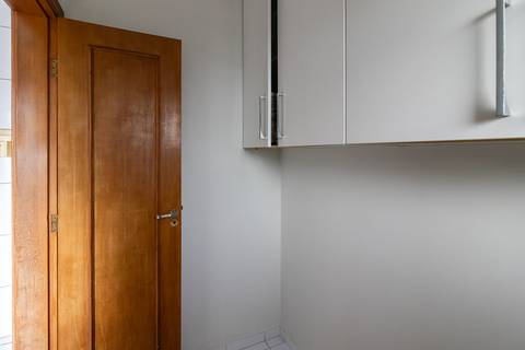 Fotografia profissional de uma cobertura no bairro Canto do Forte, em Praia Grande, SP, pelo fotógrafo profissional de imóveis Fernando Freire, foto para anúncio de apartamento no Airbnb e QuintoAndar. Ambiente da área de serviço com quarto e banheiro.'