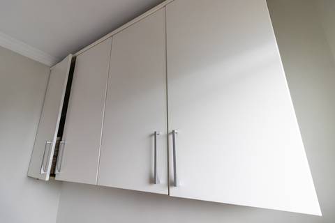 Fotografia profissional de uma cobertura no bairro Canto do Forte, em Praia Grande, SP, pelo fotógrafo profissional de imóveis Fernando Freire, foto para anúncio de apartamento no Airbnb e QuintoAndar. Ambiente da área de serviço com quarto e banheiro.'