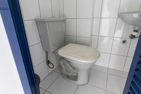 Fotografia profissional de uma cobertura no bairro Canto do Forte, em Praia Grande, SP, pelo fotógrafo profissional de imóveis Fernando Freire, foto para anúncio de apartamento no Airbnb e QuintoAndar. Ambiente da área de serviço com quarto e banheiro.'