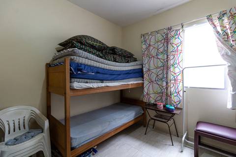 Fotografia Imobiliária profissional no bairro Vila Caiçara, feita por Fernando Freire, fotógrafo de imóveis na Praia Grande e Baixada Santista. Foto para anúncio em Airbnb do quarto do apartamento mobiliado completa.'