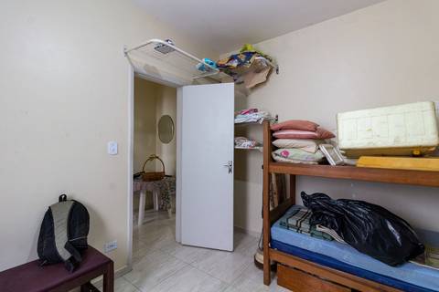 Fotografia Imobiliária profissional no bairro Vila Caiçara, feita por Fernando Freire, fotógrafo de imóveis na Praia Grande e Baixada Santista. Foto para anúncio em Airbnb do quarto do apartamento mobiliado completa.'