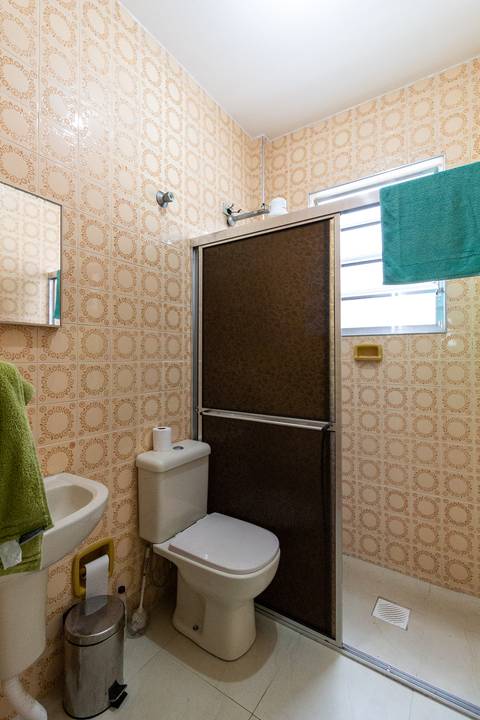 Fotografia Imobiliária profissional no bairro Vila Caiçara, feita por Fernando Freire, fotógrafo de imóveis na Praia Grande e Baixada Santista. Foto para anúncio em Airbnb do banheiro do apartamento mobiliado completa.'