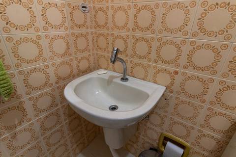 Fotografia Imobiliária profissional no bairro Vila Caiçara, feita por Fernando Freire, fotógrafo de imóveis na Praia Grande e Baixada Santista. Foto para anúncio em Airbnb do banheiro do apartamento mobiliado completa.'