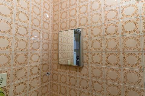 Fotografia Imobiliária profissional no bairro Vila Caiçara, feita por Fernando Freire, fotógrafo de imóveis na Praia Grande e Baixada Santista. Foto para anúncio em Airbnb do banheiro do apartamento mobiliado completa.'