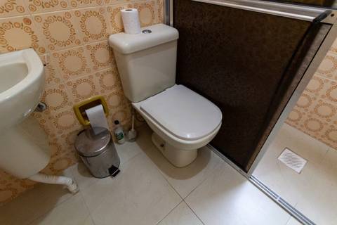 Fotografia Imobiliária profissional no bairro Vila Caiçara, feita por Fernando Freire, fotógrafo de imóveis na Praia Grande e Baixada Santista. Foto para anúncio em Airbnb do banheiro do apartamento mobiliado completa.'