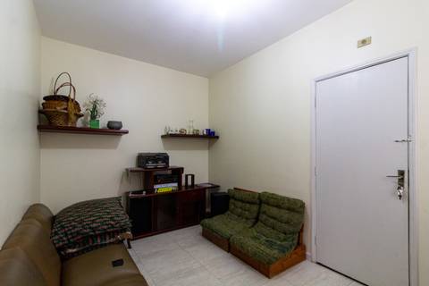 Fotografia Imobiliária profissional no bairro Vila Caiçara, feita por Fernando Freire, fotógrafo de imóveis na Praia Grande e Baixada Santista. Foto para anúncio em Airbnb da sala do apartamento mobiliado completa.'