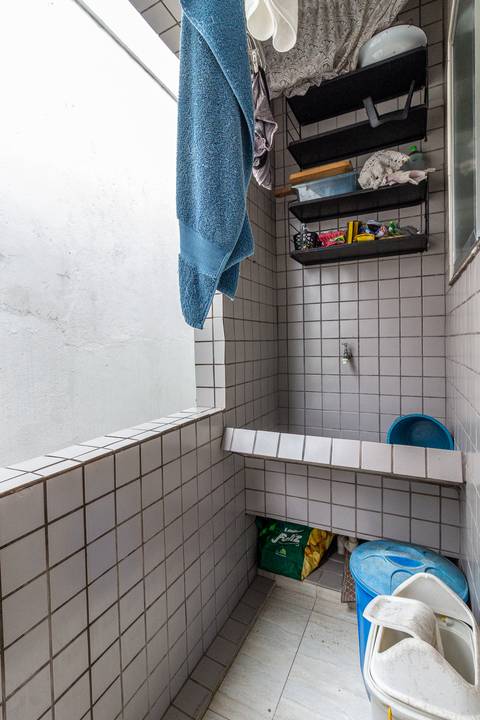 Fotografia Imobiliária profissional no bairro Vila Caiçara, feita por Fernando Freire, fotógrafo de imóveis na Praia Grande e Baixada Santista. Foto para anúncio em Airbnb da área de serviço do apartamento mobiliado completa.'