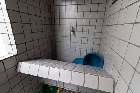 Fotografia Imobiliária profissional no bairro Vila Caiçara, feita por Fernando Freire, fotógrafo de imóveis na Praia Grande e Baixada Santista. Foto para anúncio em Airbnb da área de serviço do apartamento mobiliado completa.'