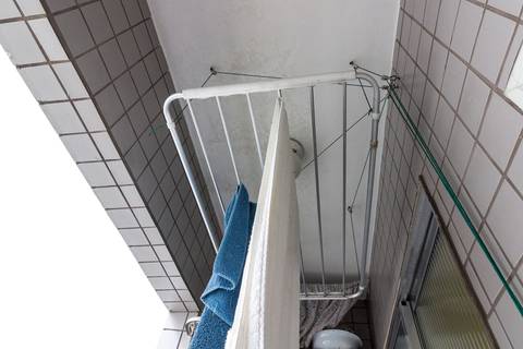 Fotografia Imobiliária profissional no bairro Vila Caiçara, feita por Fernando Freire, fotógrafo de imóveis na Praia Grande e Baixada Santista. Foto para anúncio em Airbnb da área de serviço do apartamento mobiliado completa.'