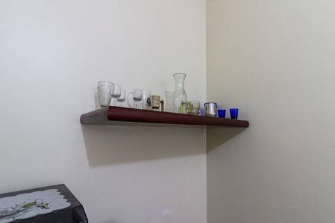 Fotografia Imobiliária profissional no bairro Vila Caiçara, feita por Fernando Freire, fotógrafo de imóveis na Praia Grande e Baixada Santista. Foto para anúncio em Airbnb da sala do apartamento mobiliado completa.'