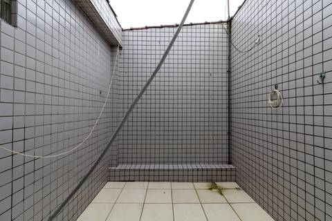 Fotografia Imobiliária profissional no bairro Vila Caiçara, feita por Fernando Freire, fotógrafo de imóveis na Praia Grande e Baixada Santista. Foto para anúncio em Airbnb do quintal do apartamento mobiliado completa.'