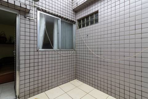 Fotografia Imobiliária profissional no bairro Vila Caiçara, feita por Fernando Freire, fotógrafo de imóveis na Praia Grande e Baixada Santista. Foto para anúncio em Airbnb do quintal do apartamento mobiliado completa.'