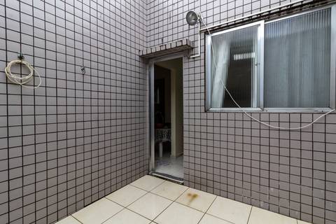 Fotografia Imobiliária profissional no bairro Vila Caiçara, feita por Fernando Freire, fotógrafo de imóveis na Praia Grande e Baixada Santista. Foto para anúncio em Airbnb do quintal do apartamento mobiliado completa.'