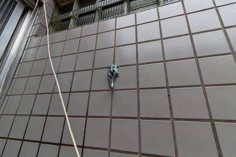 Fotografia Imobiliária profissional no bairro Vila Caiçara, feita por Fernando Freire, fotógrafo de imóveis na Praia Grande e Baixada Santista. Foto para anúncio em Airbnb do quintal do apartamento mobiliado completa.'