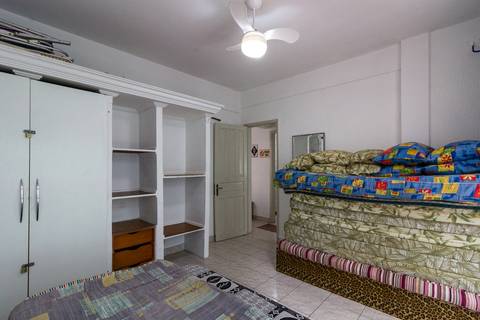 Fotografia imobiliária de quarto de apartamento na Guilhermina, Praia Grande, por Fernando Freire.'