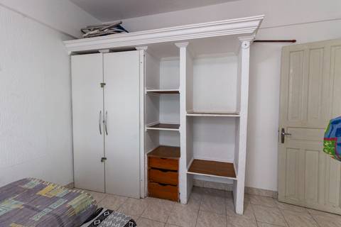 Fotografia imobiliária de quarto de apartamento na Guilhermina, Praia Grande, por Fernando Freire.'