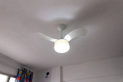 Fotografia imobiliária de quarto de apartamento na Guilhermina, Praia Grande, por Fernando Freire.'