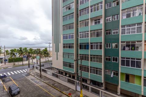 Fotografia imobiliária de quarto de apartamento na Guilhermina, Praia Grande, por Fernando Freire.'