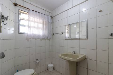 Fotografia imobiliária de banheiro de apartamento na Guilhermina, Praia Grande, por Fernando Freire.'