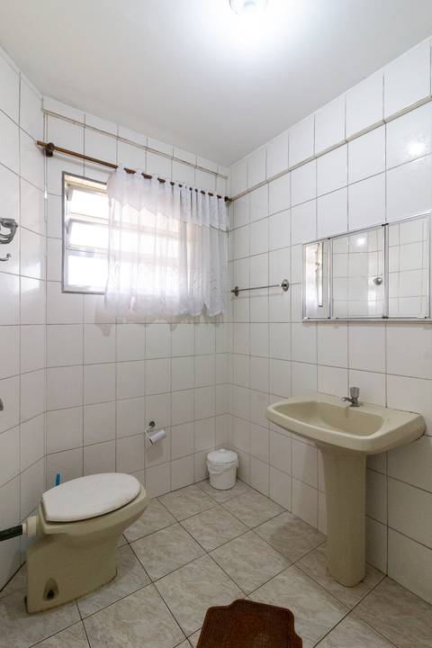 Fotografia imobiliária de banheiro de apartamento na Guilhermina, Praia Grande, por Fernando Freire.'