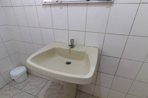 Fotografia imobiliária de banheiro de apartamento na Guilhermina, Praia Grande, por Fernando Freire.'