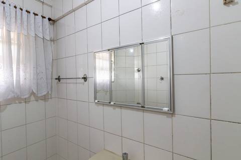 Fotografia imobiliária de banheiro de apartamento na Guilhermina, Praia Grande, por Fernando Freire.'