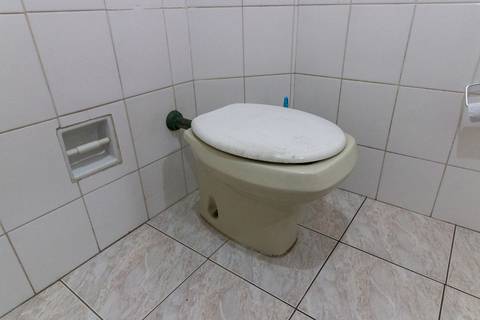 Fotografia imobiliária de banheiro de apartamento na Guilhermina, Praia Grande, por Fernando Freire.'