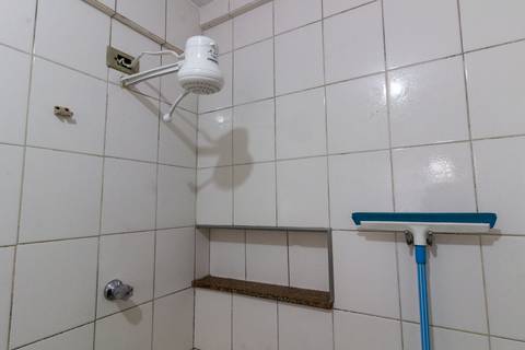 Fotografia imobiliária de banheiro de apartamento na Guilhermina, Praia Grande, por Fernando Freire.'