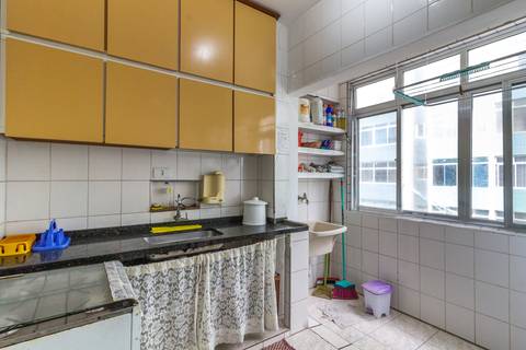 Fotografia imobiliária de cozinha de apartamento na Guilhermina, Praia Grande, por Fernando Freire.'