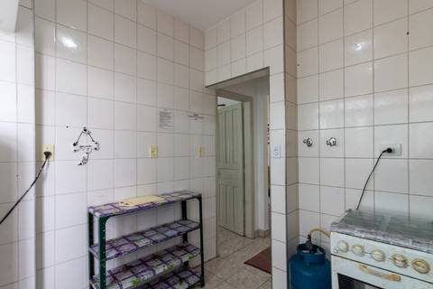 Fotografia imobiliária de cozinha de apartamento na Guilhermina, Praia Grande, por Fernando Freire.'