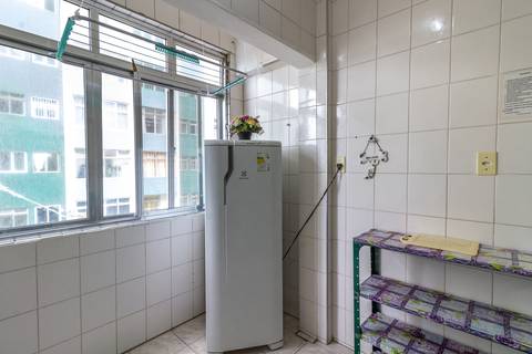 Fotografia imobiliária de cozinha de apartamento na Guilhermina, Praia Grande, por Fernando Freire.'