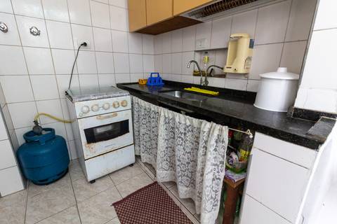 Fotografia imobiliária de cozinha de apartamento na Guilhermina, Praia Grande, por Fernando Freire.'