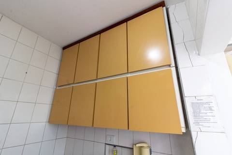 Fotografia imobiliária de cozinha de apartamento na Guilhermina, Praia Grande, por Fernando Freire.'