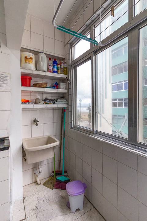 Fotografia imobiliária de área de serviço de apartamento na Guilhermina, Praia Grande, por Fernando Freire.'