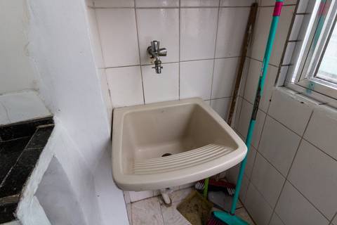 Fotografia imobiliária de área de serviço de apartamento na Guilhermina, Praia Grande, por Fernando Freire.'