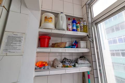 Fotografia imobiliária de área de serviço de apartamento na Guilhermina, Praia Grande, por Fernando Freire.'