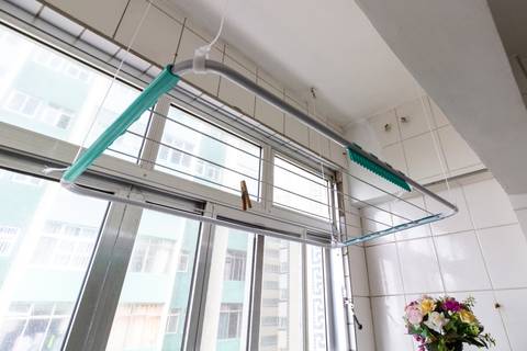 Fotografia imobiliária de área de serviço de apartamento na Guilhermina, Praia Grande, por Fernando Freire.'