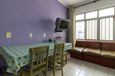 Fotografia imobiliária de sala de apartamento na Guilhermina, Praia Grande, por Fernando Freire.'