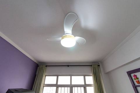 Fotografia imobiliária de sala de apartamento na Guilhermina, Praia Grande, por Fernando Freire.'