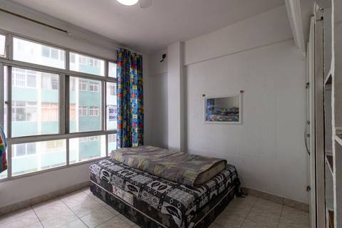 Fotografia imobiliária de quarto de apartamento na Guilhermina, Praia Grande, por Fernando Freire.'