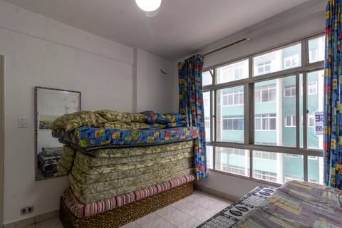 Fotografia imobiliária de quarto de apartamento na Guilhermina, Praia Grande, por Fernando Freire.'