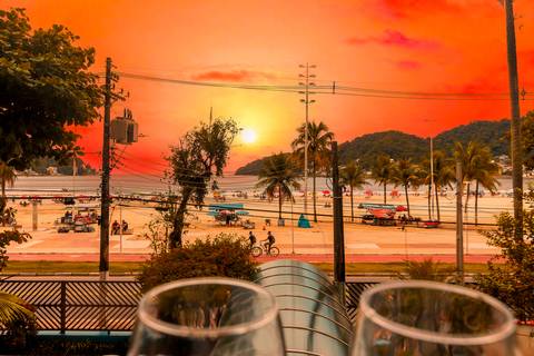 Vista para o mar em apartamento em São Vicente, com destaque para o pôr do sol – fotografia imobiliária para Airbnb e Booking.'