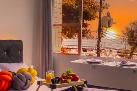 Vista para o mar em apartamento em São Vicente, com destaque para o pôr do sol – fotografia imobiliária para Airbnb e Booking.'