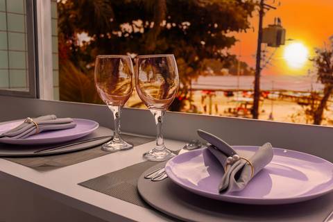 Vista para o mar em apartamento em São Vicente, com destaque para o pôr do sol – fotografia imobiliária para Airbnb e Booking.'