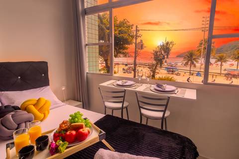 Vista para o mar em apartamento em São Vicente, com destaque para o pôr do sol – fotografia imobiliária para Airbnb e Booking.'