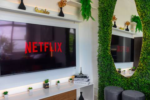 Apartamento decorado para locação de temporada em São Vicente, com vista para o mar e decoração de alto padrão – fotografia imobiliária profissional por Fernando Freire'