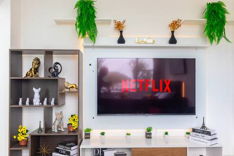 Apartamento decorado para locação de temporada em São Vicente, com vista para o mar e decoração de alto padrão – fotografia imobiliária profissional por Fernando Freire'